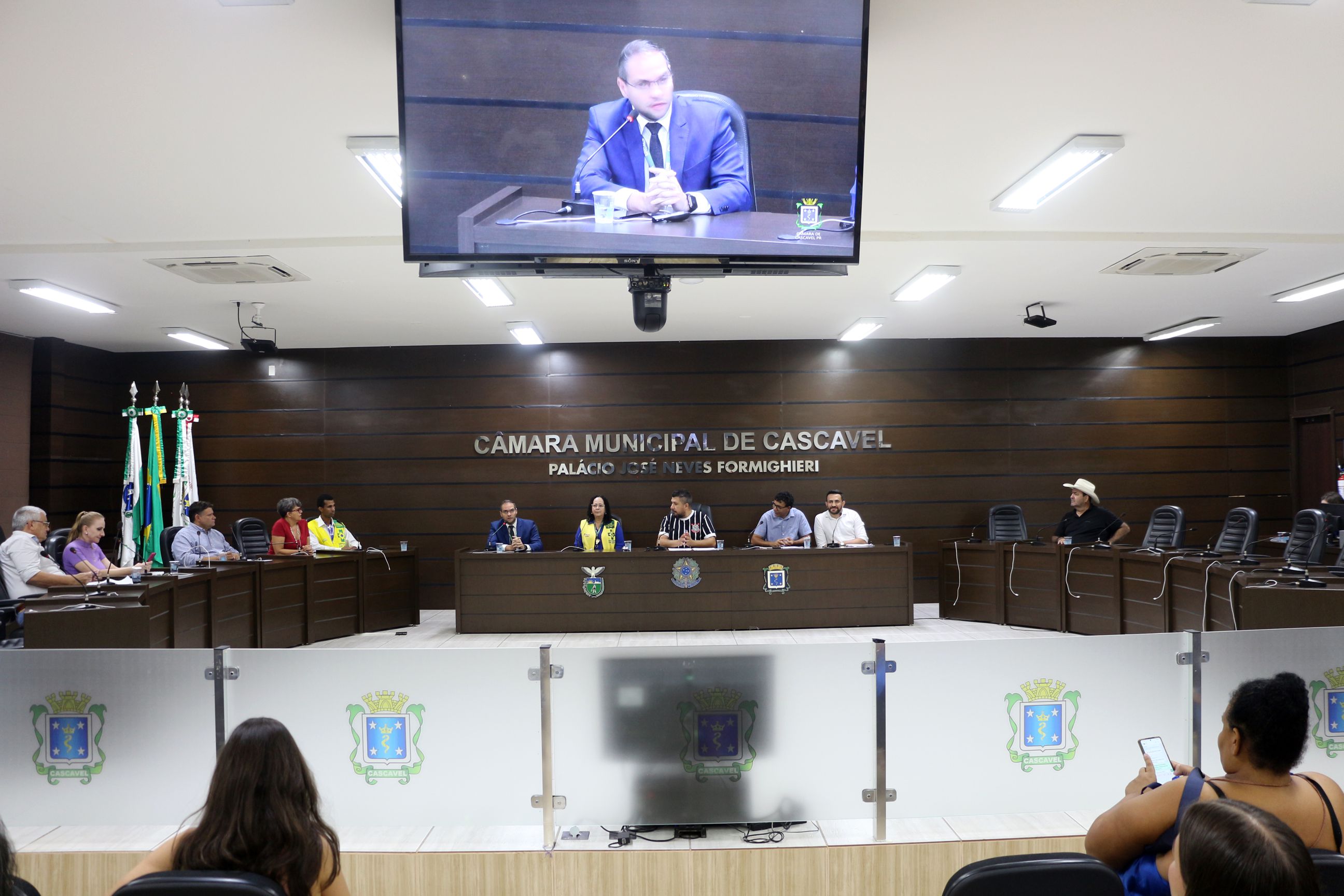 Mesa da coordenação da reunião, com o vereador Edson Souza ao centro