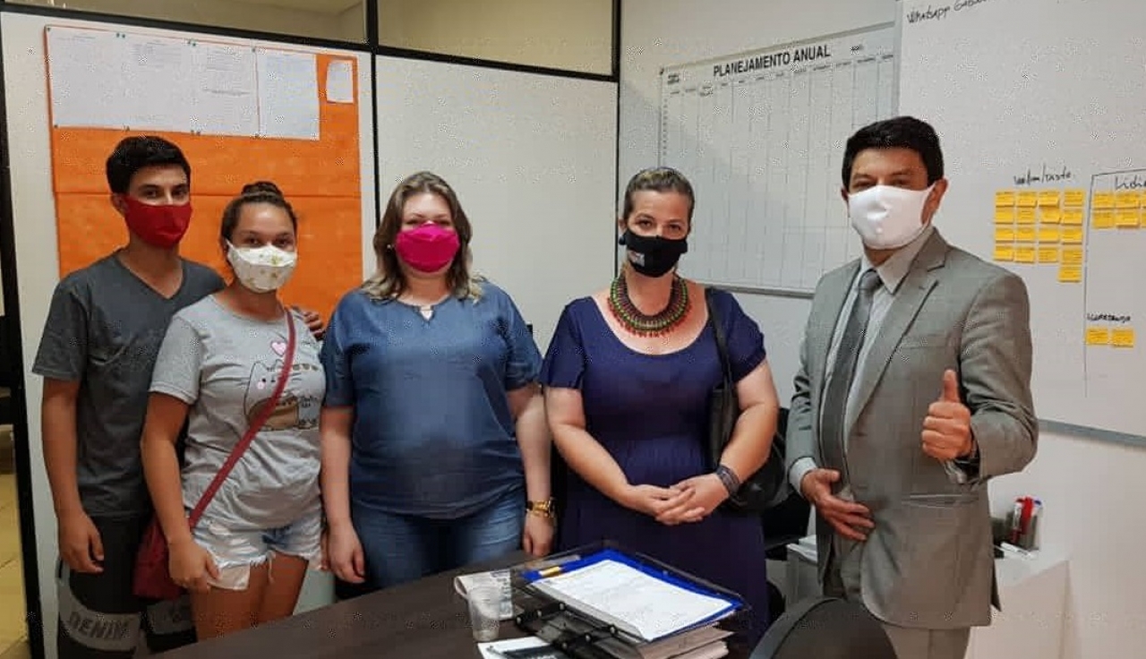 Dr. Lauri (dir.) acolhe em seu gabinete os protetores dos animais para uma conversa sobre os animais de rua