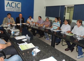 Presidente da Câmara com vereadores e membros da equipe no encontro promovido pela Acic|Reunião empresarial aconteceu na noite de quinta-feira