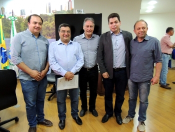 Os vereadores com o prefeito Edgar Bueno e o secretário Michele Caputo