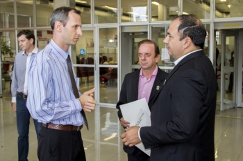 Vereadores conversam com gerente de agência