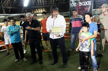 A homenageada (direita) com o treinador Rubens San e o vereador Paulo Porto