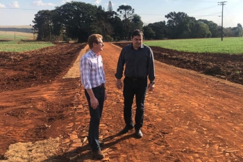 O secretário Nei Haveroth (esq.) avalia com o vereador a qualidade da execução do serviço