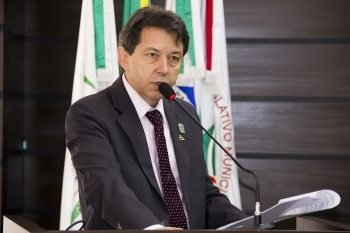 Legenda:Martendal, autor do projeto, defende a proposição em plenário