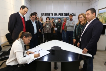 À partir da direita, os presidentes dos conselhos Vanderlei e Salete e o secretário Hudson Moreschi assistem ao protocolo dos projetos; à esquerda, Jurandir Parzianello e o presidente Alécio Espínola