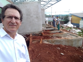 No último dia do prazo inicial, Mazutti verifica que ainda falta bastante para a obra terminar