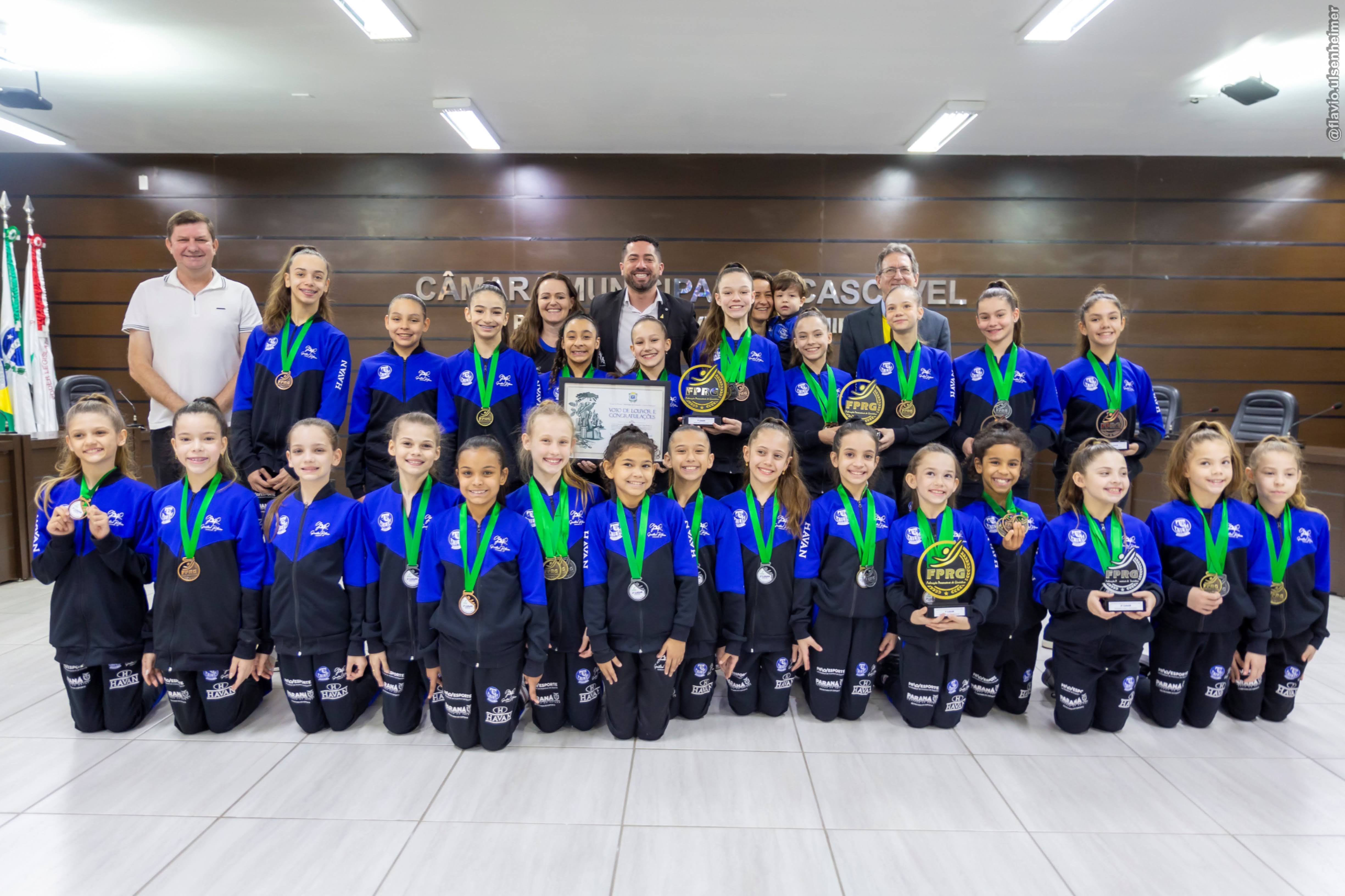 A equipe pré-infantil e infantil da ginástica rítmica, um dos grupos homenageados na sessão solene