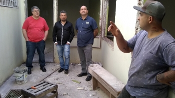Bocasanta, Parra e Josué (esq. para dir.) conversam com um dos trabalhadores encontrados no local da obra