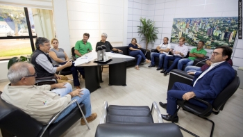 Produtores rurais e urbanos participaram de encontro com secretários municipais na Câmara de Vereadores para discutir mudanças na feira da Praça Wilson Joffre