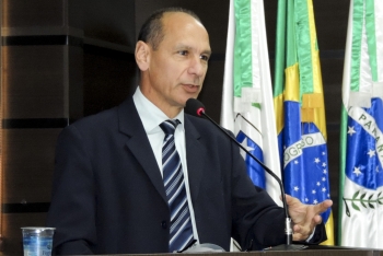 Luiz Burgarelli homenageia médico