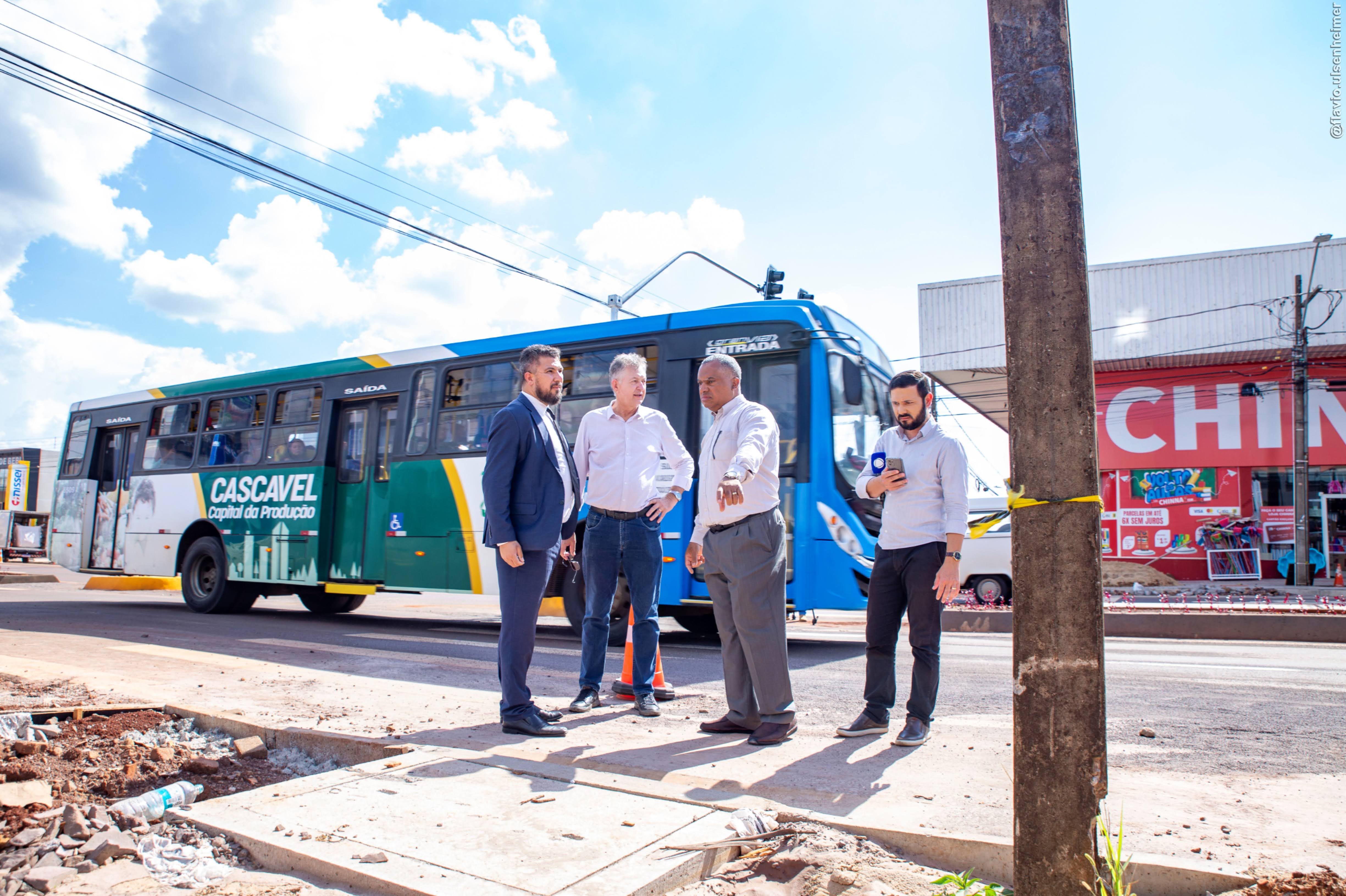 Comissão fiscaliza local onde estava sendo construído ponto de ônibus durante a revitalização