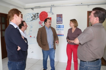 Os vereadores com o secretário Almir Toniolo e a coordenadora do SIM PR