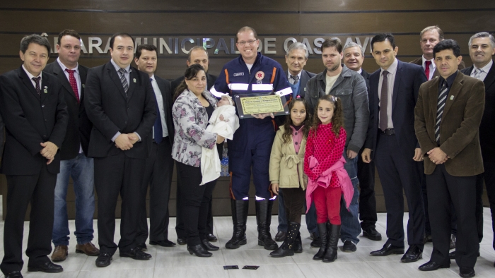 Médico e família atendida recebem homenagem na Câmara