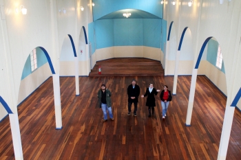 Porto com a secretária Cléia e assessores na Igreja do Lago