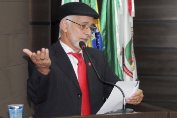 Professor Paulino (PT) na tribuna da Câmara
