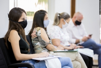 Assessores parlamentares usam máscara para acompanhar sessão na área reservada do Plenário