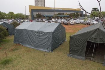 Barracas para acampamento chamam atenção em frente ao prédio da Câmara