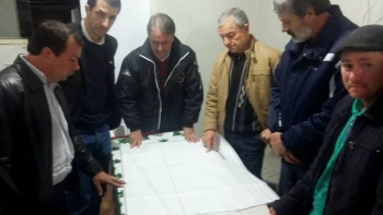 Vereador Cláudio Gaiteiro com o prefeito, presidente da Acic e líderes da comunidade