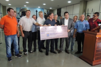 Solenidade aconteceu na Sala de Atos da Prefeitura|Gugu Bueno: austeridade para enfrentar a crise