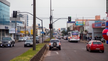 Avenida Carlos Gomes é a principal via de acesso e circulação de toda a região sul de Cascavel