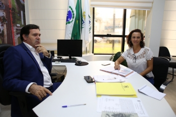 A líder comunitária Cleucir levou sua sugestão de projeto de lei ao presidente da Câmara