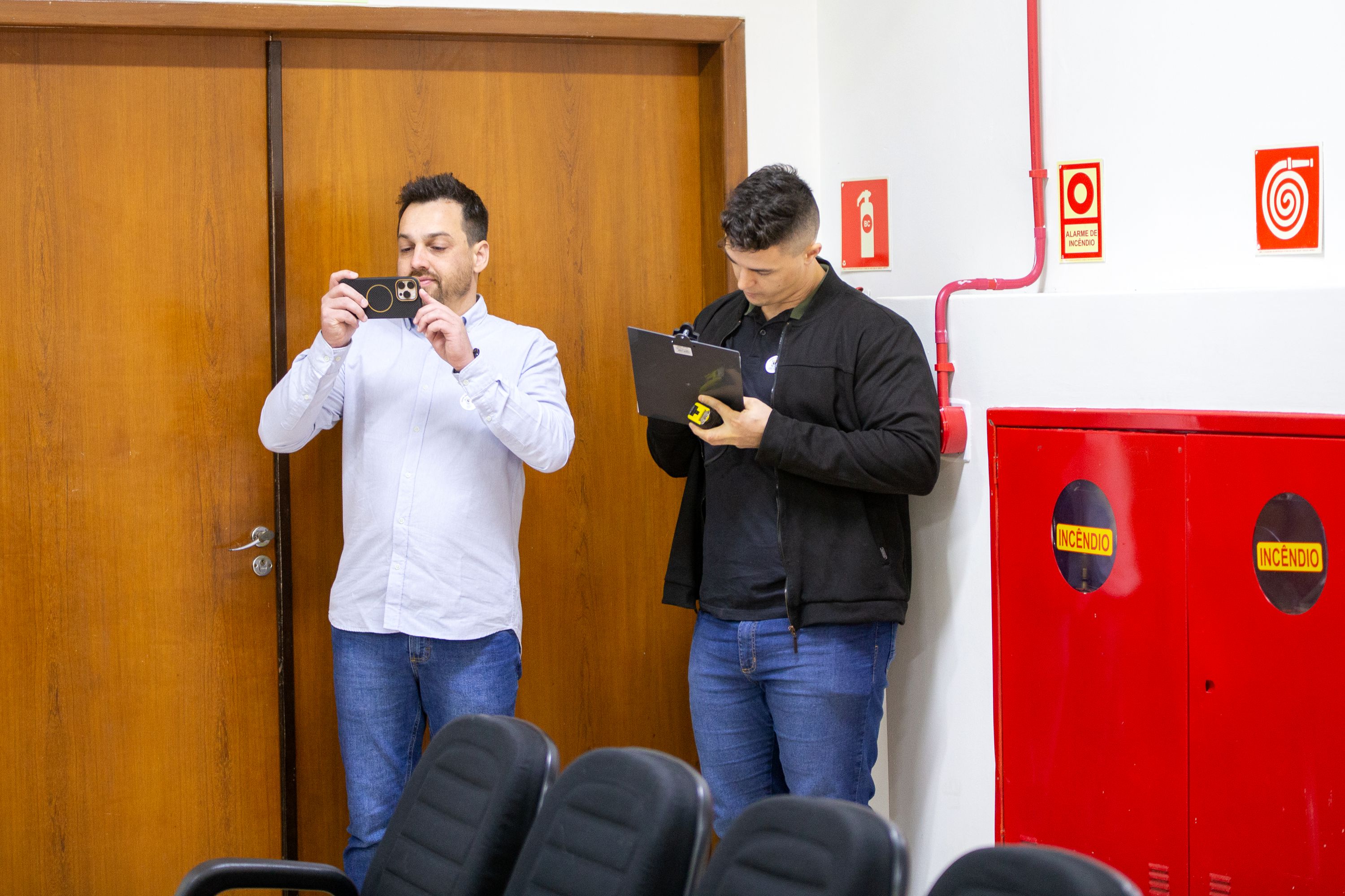 Paulo Gris (esq.) e Emanuel Detoni conferem e registram a situação atual do Plenário da Câmara