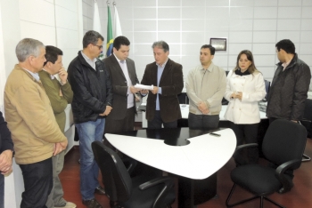 Edgar Bueno protocolou o projeto no gabinete do Presidente da Câmara, Gugu Bueno|Imprensa acompanhou momento do protocolo